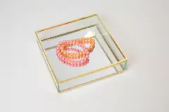 BANDEJA DE VIDRIO "YAGUI" CUADRADA ESPEJADA CON BORDE DORADO en internet