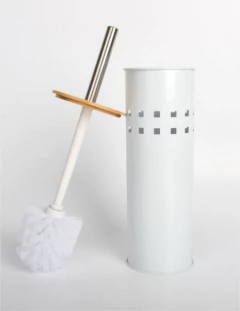 CEPILLO PARA BAÑO NORDICO CON TAPA BAMBOO y AGUJERITOS CUADRADOS en internet