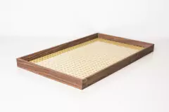 Imagen de BANDEJA RECTANGULAR "SUECIA" DE MADERA CON ESTERILLA "L" BAJA