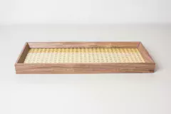 Imagen de BANDEJA RECTANGULAR "SUECIA" DE MADERA CON ESTERILLA "M" BAJA