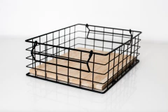 CANASTO "FOLK" RECTANGULAR METALICO CON MANIJAS NEGRO CON BASE BAMBOO - comprar online