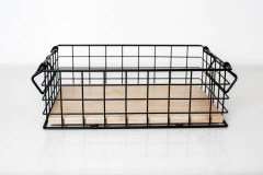 Imagen de CANASTO "FOLK" RECTANGULAR METALICO CON MANIJAS NEGRO CON BASE BAMBOO