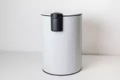 CESTO DE RESIDUOS 20 LITROS BLANCO RELIEVE CON PEDAL Y CIERRE SILENCIOSO