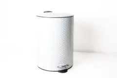 CESTO DE RESIDUOS 20 LITROS BLANCO RELIEVE CON PEDAL Y CIERRE SILENCIOSO - comprar online