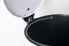 CESTO DE RESIDUOS 20 LITROS BLANCO RELIEVE CON PEDAL Y CIERRE SILENCIOSO en internet