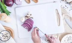 TABLA PARA PICAR "M" BLANCA 26x38cm - Marian Todo Organizado