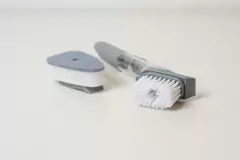 CEPILLO DOSIFICADOR MULTIFUNCION "FIJI" CON MANGO ANTIDESLIZANTE Y BOTON DE SILICONA CON 1 REPUESTO