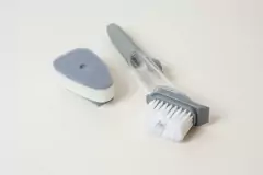 CEPILLO DOSIFICADOR MULTIFUNCION "FIJI" CON MANGO ANTIDESLIZANTE Y BOTON DE SILICONA CON 1 REPUESTO - comprar online