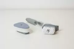 CEPILLO DOSIFICADOR MULTIFUNCION "FIJI" CON MANGO ANTIDESLIZANTE Y BOTON DE SILICONA CON 1 REPUESTO - Marian Todo Organizado