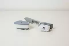 Imagen de CEPILLO DOSIFICADOR MULTIFUNCION "FIJI" CON MANGO ANTIDESLIZANTE Y BOTON DE SILICONA CON 1 REPUESTO