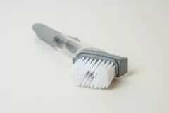 CEPILLO DOSIFICADOR MULTIFUNCION "FIJI" CON MANGO ANTIDESLIZANTE Y BOTON DE SILICONA - comprar online