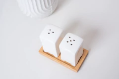 SAL / PIMIENTERO DE CERAMICA "GRECIA" CON BASE DE BAMBOO RECTANGULAR #1