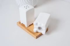 SAL / PIMIENTERO DE CERAMICA "GRECIA" CON BASE DE BAMBOO RECTANGULAR #1 - comprar online