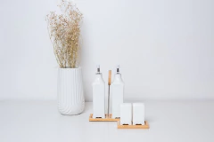 SAL / PIMIENTERO DE CERAMICA "GRECIA" CON BASE DE BAMBOO RECTANGULAR #1 - Marian Todo Organizado