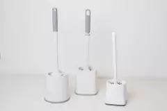 CEPILLO DE BAÑO PLASTICO BLANCO Y GRIS en internet