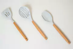 CUCHARA ESPUMADERA DE SILICONA "IRUYA" CON MANGO DE MADERA - Marian Todo Organizado