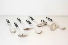 CUCHARA PARA PASTAS "SILVI" REDONDEADA CON MANGO GRIS - comprar online