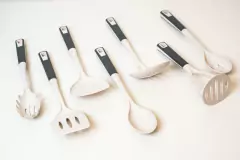 CUCHARON REDONDEADO CON RANURAS "SILVI" CON MANGO GRIS - Marian Todo Organizado