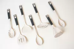 CUCHARON OVALADO CON RANURAS "SILVI" CON MANGO GRIS - tienda online