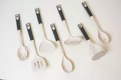 Imagen de CUCHARA PARA PASTAS "SILVI" REDONDEADA CON MANGO GRIS