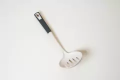 CUCHARON REDONDEADO CON RANURAS "SILVI" CON MANGO GRIS