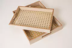Imagen de BANDEJAS DE MADERA "SUECIA" RECTANGULAR CON BASE DE VIDRIO CON ASAS "S" ALTA