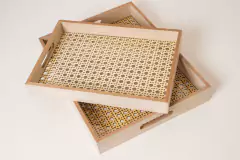 BANDEJAS DE MADERA "SUECIA" RECTANGULAR CON BASE DE VIDRIO CON ASAS "S" ALTA