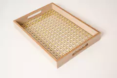 BANDEJAS DE MADERA "SUECIA" RECTANGULAR CON BASE DE VIDRIO CON ASAS "S" ALTA en internet