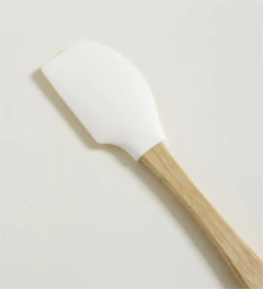 ESPATULA REPOSTERA DE SILICONA "CELINE" CURVA CON MANGO DE MADERA 34 CM - comprar online