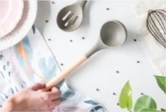 CUCHARON DE SILICONA "BOTTI" CON MANGO DE MADERA 31 X 7,5 CM - Marian Todo Organizado