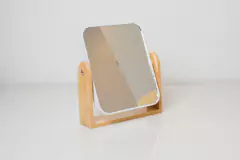 ESPEJO “MIRROR” RECTANGULAR CON BASE DE BAMBOO - Marian Todo Organizado