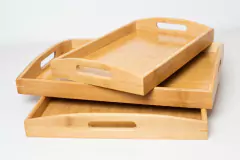 BANDEJA DE BAMBOO "VALSEN BOMBEE" CON MANIJAS LATERALES "M" - Marian Todo Organizado