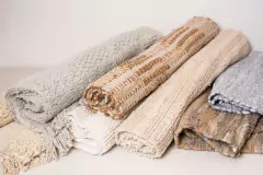 ALFOMBRA DECO "ALOHA" COMBINADA "L" CON HILOS DE CUERO Y GAMUZA - tienda online