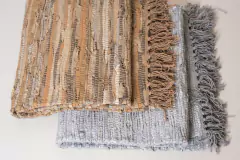 ALFOMBRA DECO "ALOHA" COMBINADA "XL" CON HILOS DE CUERO Y GAMUZA - comprar online