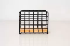 SERVILLETERO "FOLK" DE METAL CON BASE DE MADERA VERTICAL en internet