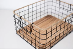 CANASTO “FOLK” DE METAL “L” CON BASE DE MADERA - Marian Todo Organizado