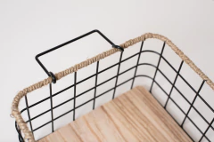 Imagen de CANASTO “FOLK” DE METAL “L” CON BASE DE MADERA