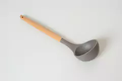 CUCHARON DE SILICONA "BOTTI" CON MANGO DE MADERA 31 X 7,5 CM - comprar online