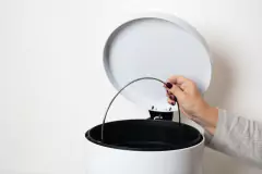 CESTO DE RESIDUO "TOOTSY" METALICO BLANCO 20 L CIERRE SILENCIOSO en internet