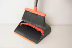 SET DE ESCOBA + PALA REBATIBLES "LIMPY" GRIS CON NARANJA - comprar online