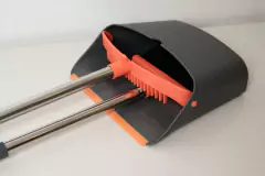 SET DE ESCOBA + PALA REBATIBLES "LIMPY" GRIS CON NARANJA en internet