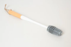 CEPILLO PARA BOTELLA "FULL CIRCLE" BLANCO CON GRIS Y MANGO DE MADERA - comprar online