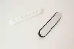 ORGANIZADOR DE CABLES CON 7 DIVISIONES Y ADHESIVO - comprar online