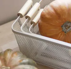 Imagen de CANASTA DE METAL "TRACY" "M" CON MANIJAS DE BAMBOO