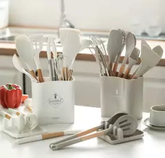 CUCHARON DE SILICONA "BOTTI" CON MANGO DE MADERA 31 X 7,5 CM - Marian Todo Organizado