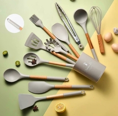 CUCHARON DE SILICONA "BOTTI" GRIS CON MANGO DE MADERA 31 X 7,5 CM