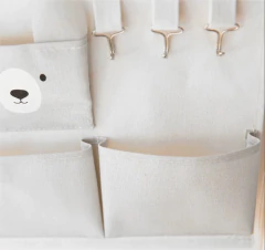 ORGANIZADOR DE TELA "LUNA BEAR" COLGANTE CON BOLSILLOS Y 3 GANCHITOS en internet