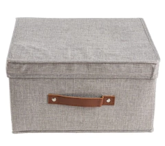 Imagen de CAJA PLEGABLE "REMI" DE TELA "L" CON TAPA Y MANIJA DE CUERO