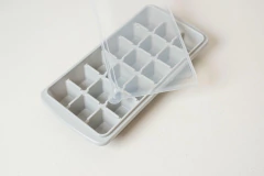 HIELERA RECTANGULAR "FRIZZ" CUBITOS CON TAPA HERMETICA - comprar online