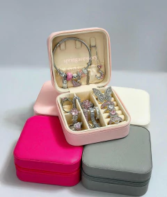 Imagen de ALHAJERO "CAMELIA SQUARE MINI" CUERO ECOLOGICO